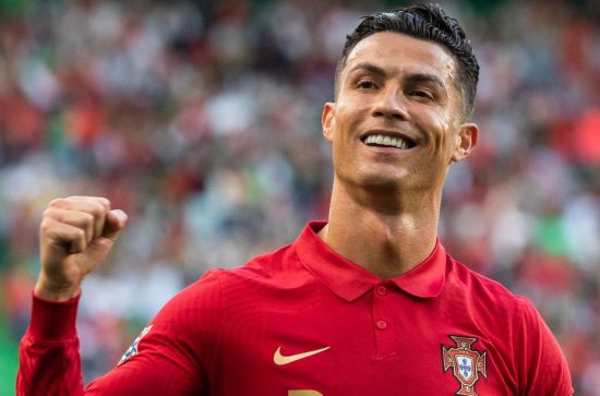 Cristiano Ronaldo nổi tiếng là tiền đạo tài năng với nhiều thành tích