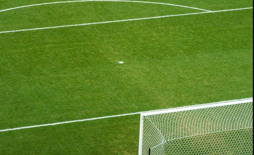 Các y bác sĩ luôn cống hiến âm thầm bên ngoài đường Pitch