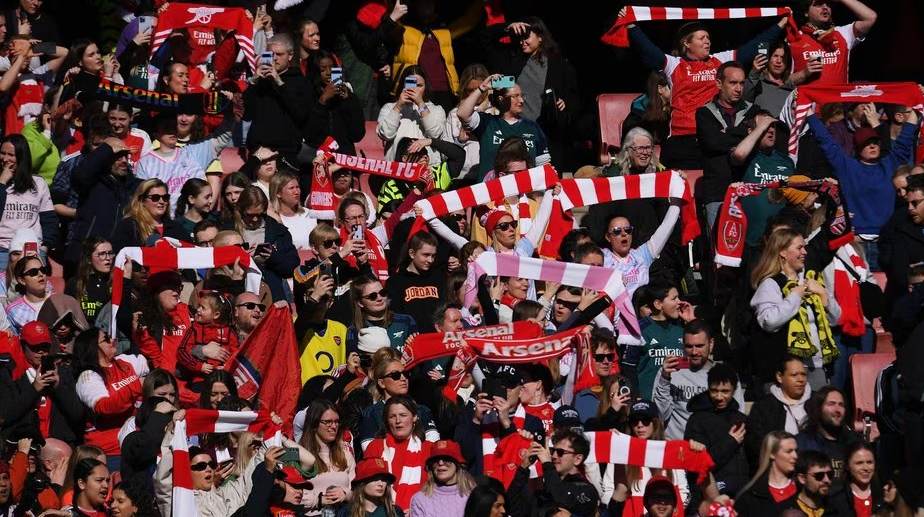 Các Gooner luôn cháy hết mình với cầu thủ trên sân cỏ
