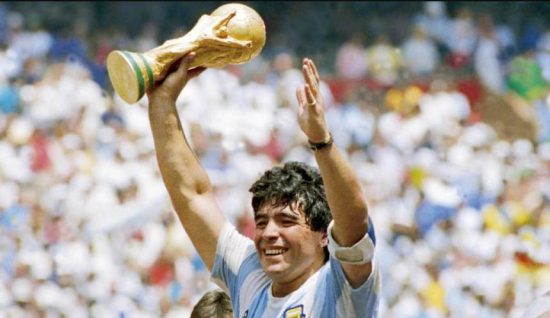 Diego Maradona là một trong top 10 cầu thủ vĩ đại nhất mọi thời đại